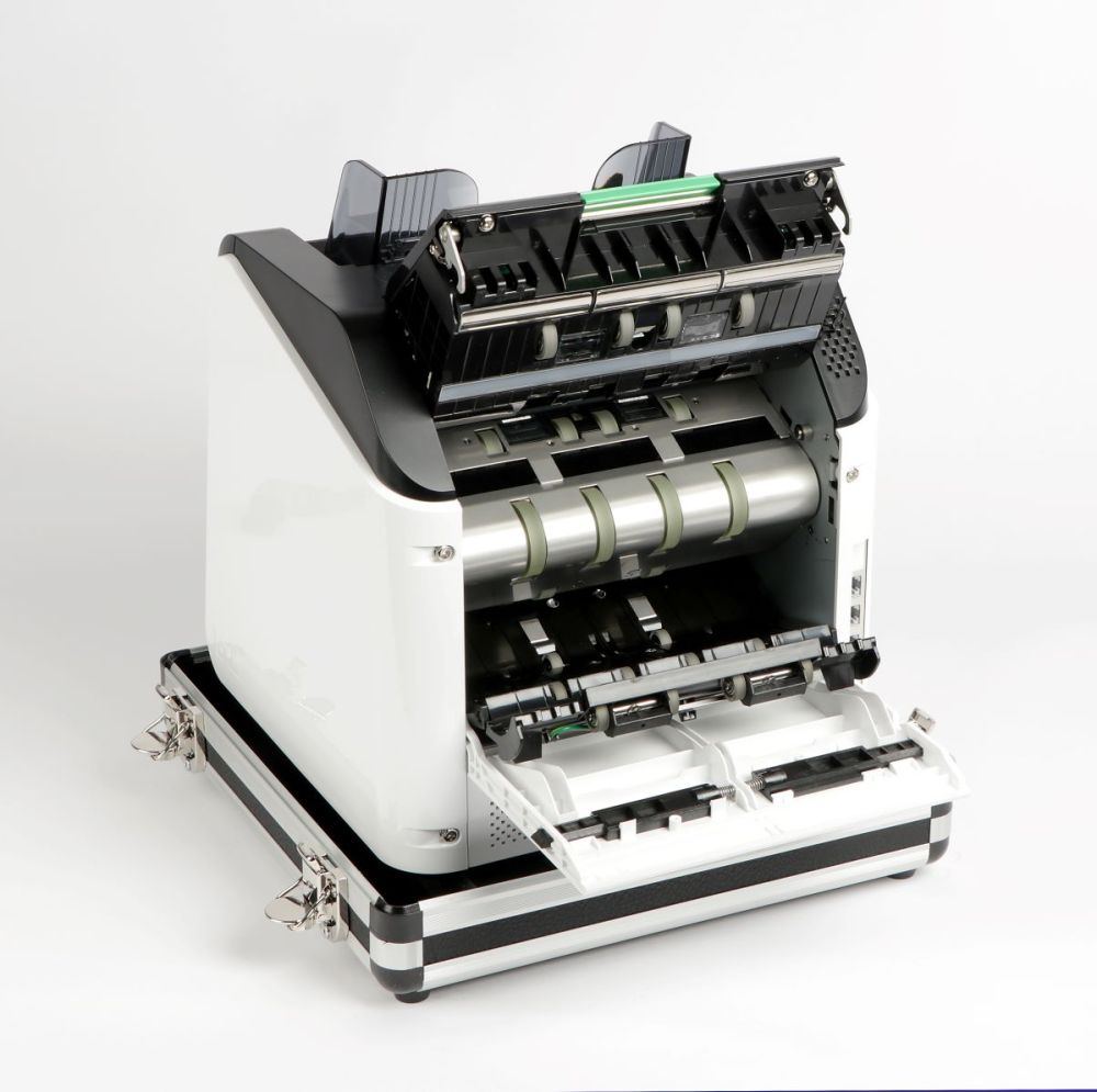 Auch zerknitterte Geldscheine sind schnell entnommen